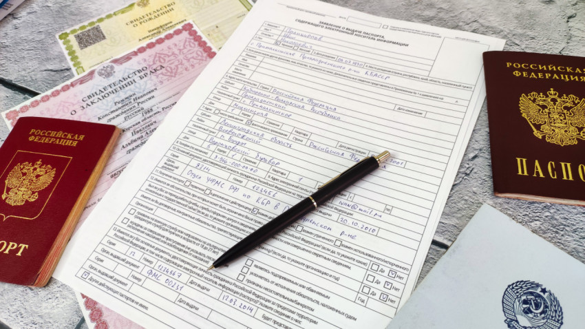 Заполненное заявление на загранпаспорт с ручкой и личными документами
