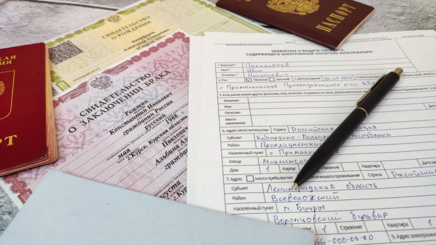 Заполненная анкета на загранпаспорт среди официальных документов