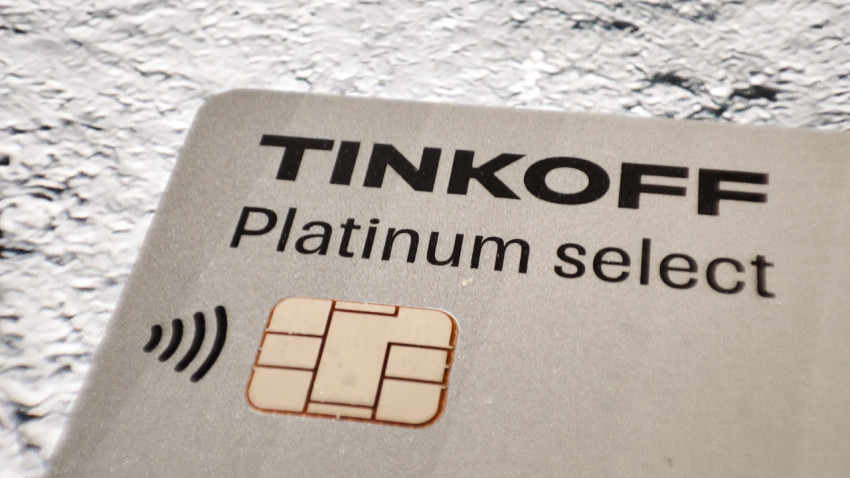 Карта Tinkoff Platinum Select с бесконтактной оплатой крупным планом