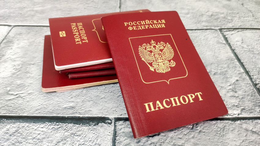 Загранпаспорта РФ в стопке на плиточной поверхности