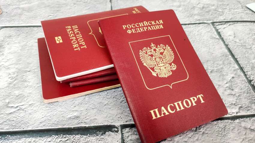 Российские заграничные паспортв на фоне серой плитки