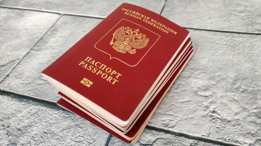 Загранпаспорт РФ с биометрическим символом на вершине стопки