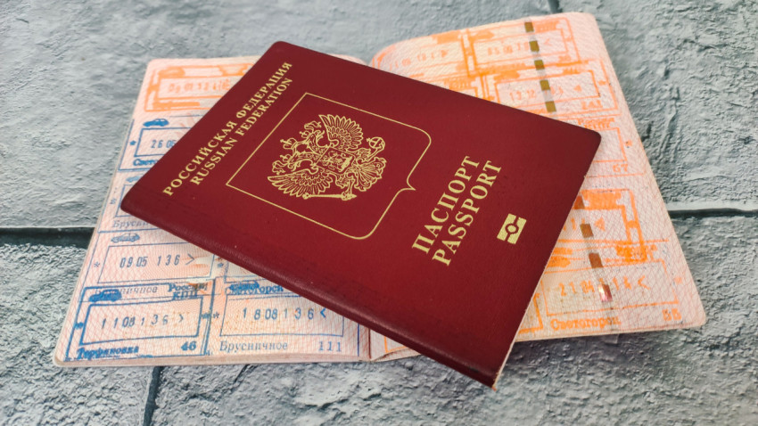 Биометрический загранпаспорт РФ лежит на штампованных страницах