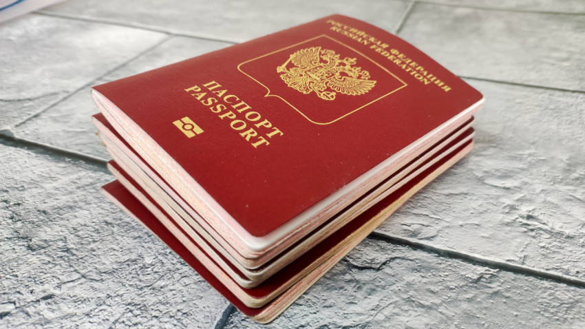 Биометрический загранпаспорт РФ в стопке на плитке крупным планом