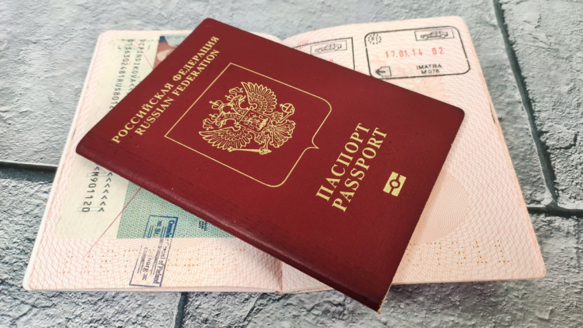 Российский загранпаспорт с визами и отметками пограничного контроля