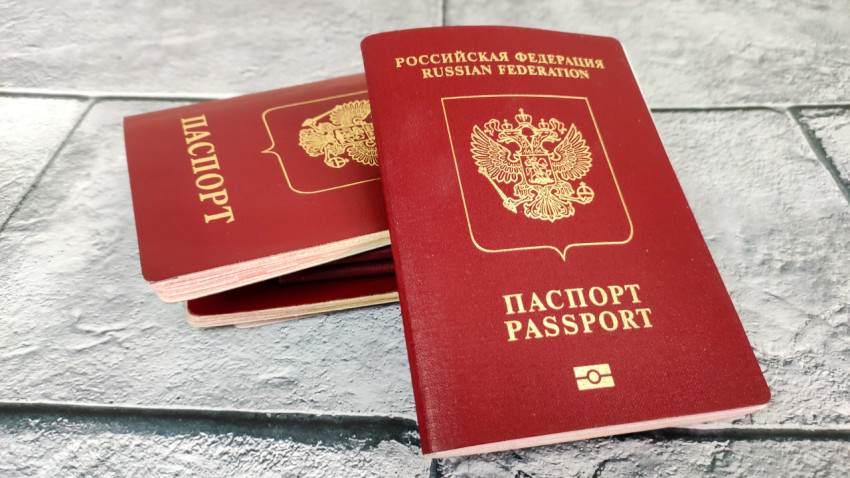 Заграничный паспорт России с надписью на английском языке