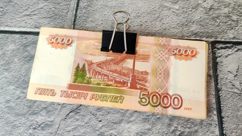 Пятитысячная купюра с зажимом крупным планом