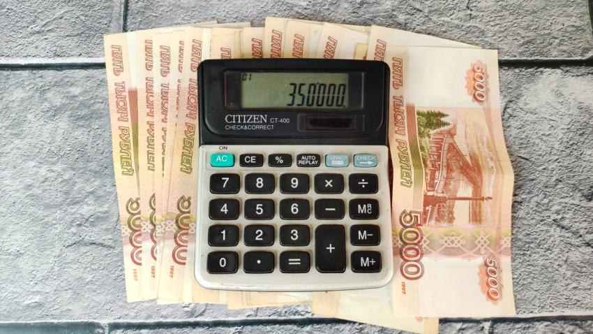 Калькулятор на банкнотах с суммой 350000 рублей