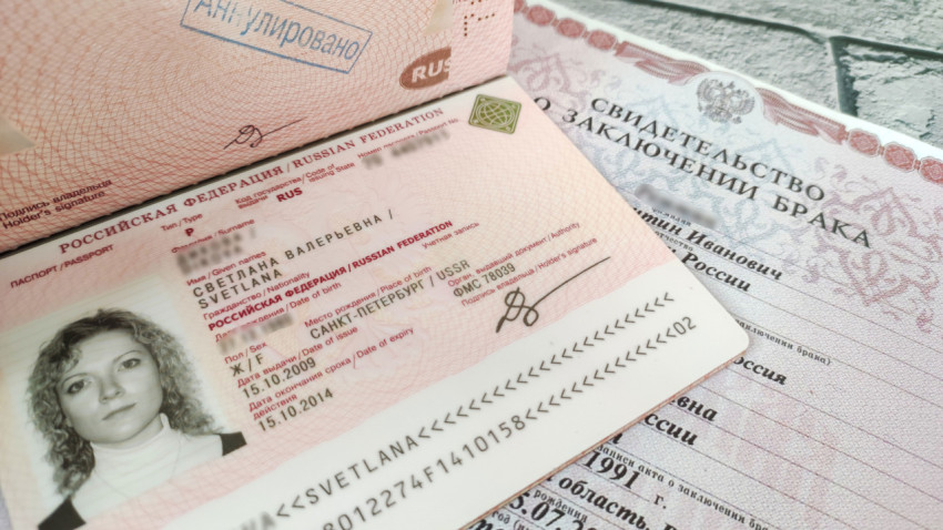 Загранпаспорт гражданки России и свидетельство о браке крупным планом