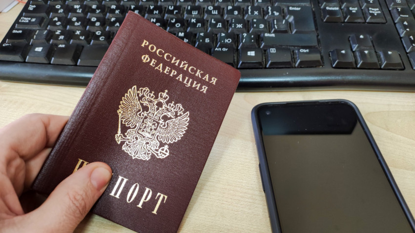 Паспорт гражданина РФ и смартфон на столе