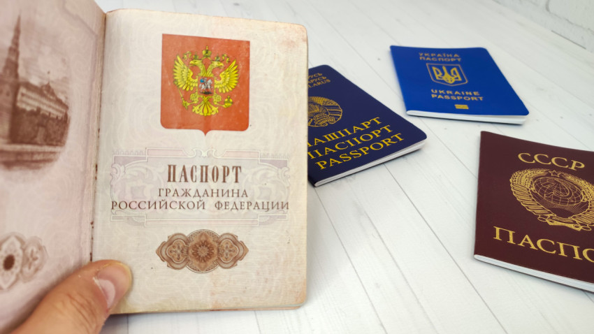Открытый паспорт гражданина РФ на фоне других паспортов