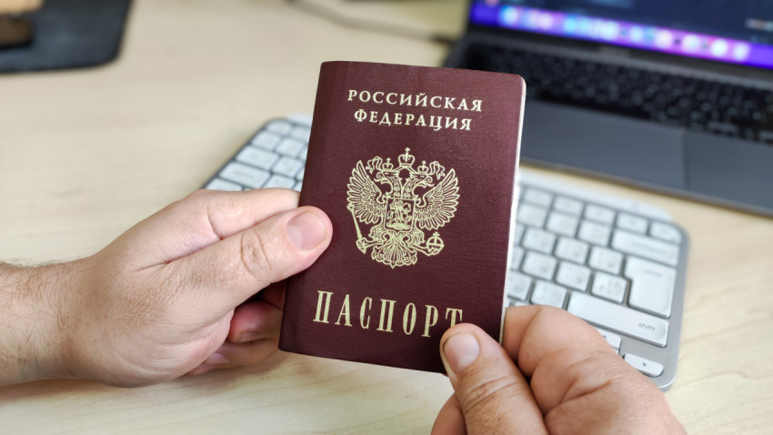 Паспорт гражданина России в руках