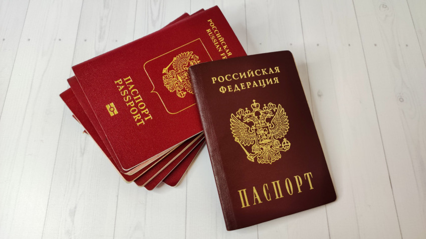 Российские заграничные и внутренние паспорта на светлом фоне