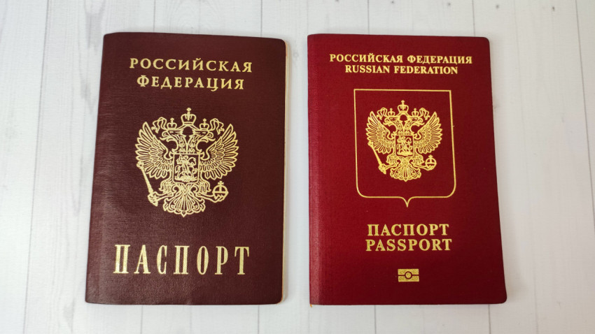 Два паспорта Российской Федерации на белом фоне