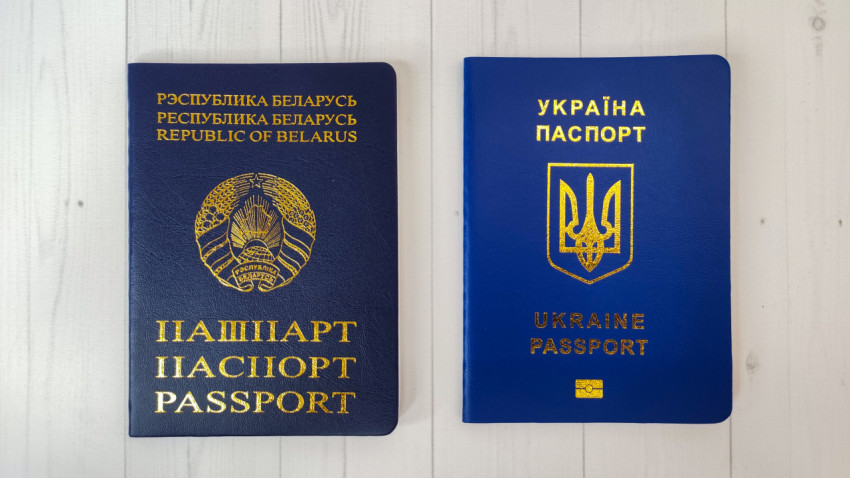 Паспорта Беларуси и Украины на белом фоне