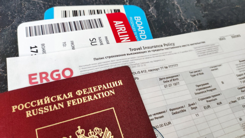 Фрагмент полиса страхования ERGO с паспортом и посадочным талоном