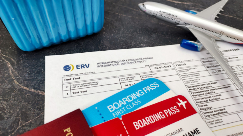 Полис ERV с авиабилетами, чемоданом и моделью самолета
