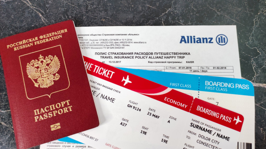 Загранпаспорт и авиабилеты рядом со страховым полисом Allianz
