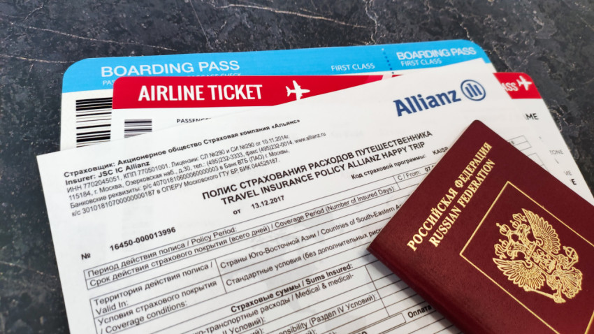 Паспорт и авиабилеты поверх полиса Allianz