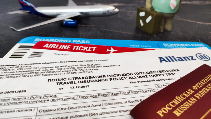 Авиамодель и документы на поездку с полисом Allianz и билетами