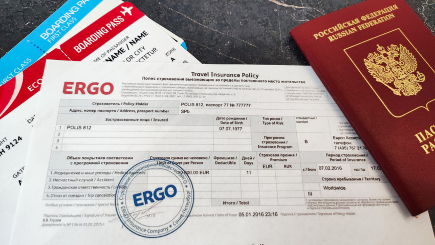 Российский загранпаспорт и посадочные талоны на фоне страхового полиса ERGO