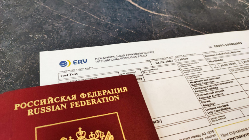 Паспорт и международный страховой полис ERV на столе