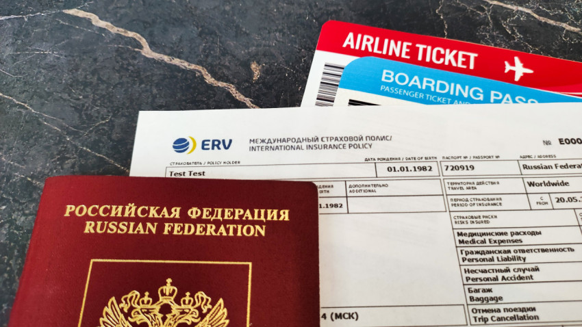 Документы для выезда за границу на фоне посадочного талона