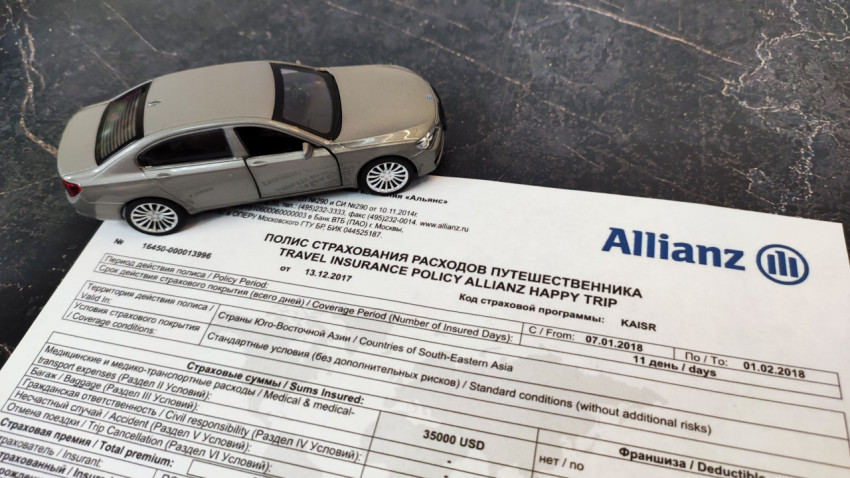 Миниатюрный автомобиль на страховом полисе Allianz