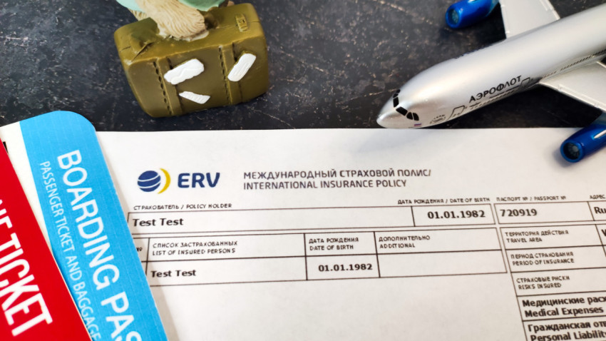 Полис ERV с авиабилетами, игрушкой и моделью самолёта