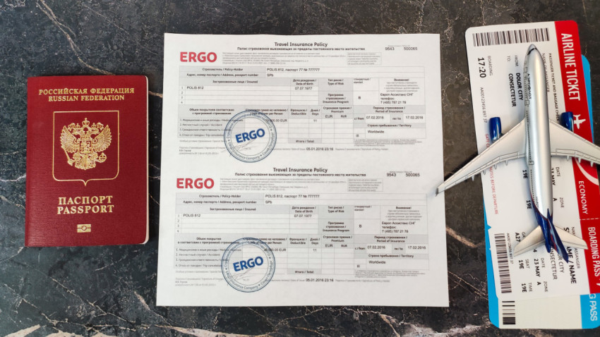 Паспорт, два страховых полиса ERGO и авиабилеты с моделью самолёта