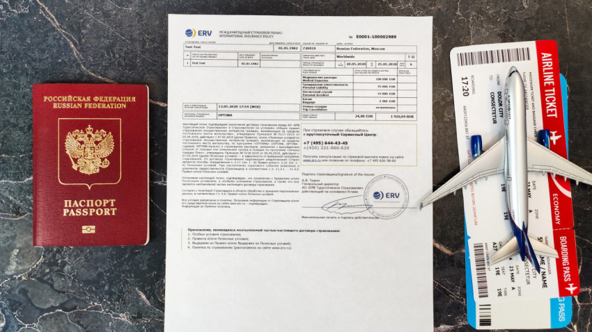 Паспорт РФ, полис ERV и авиабилет на мраморной поверхности