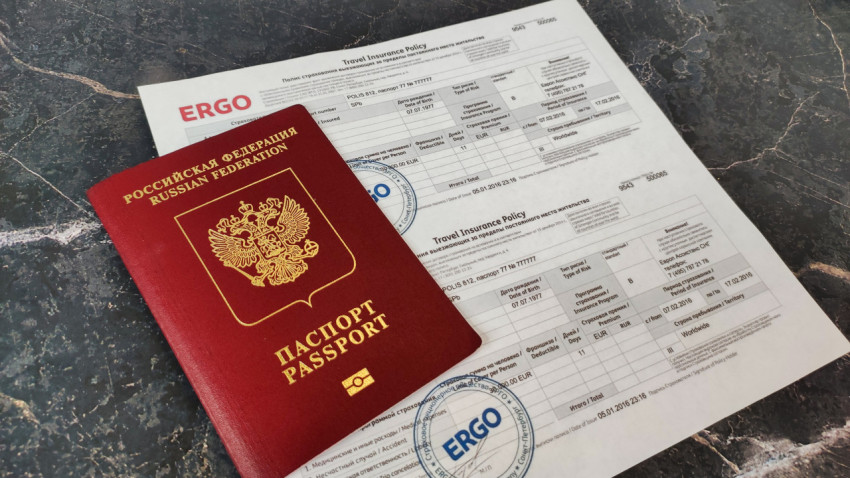 Паспорт РФ рядом с двумя страховыми полисами ERGO