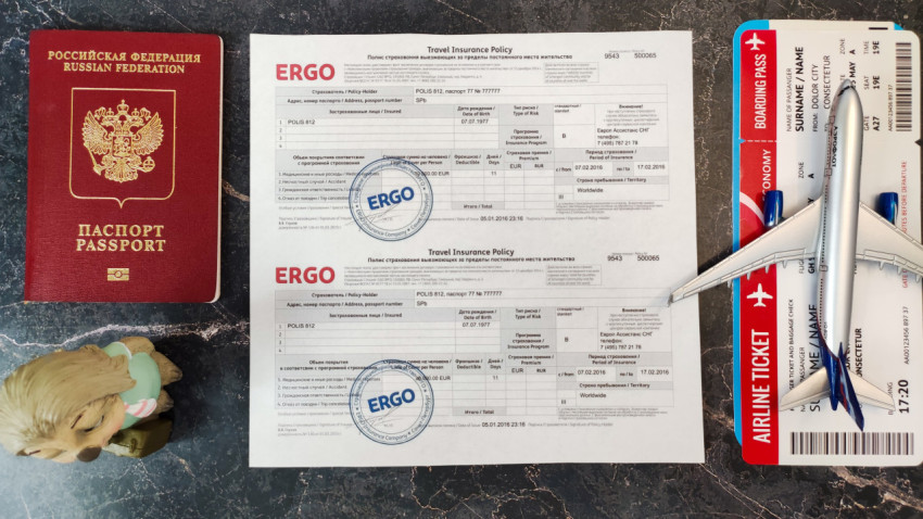 Паспорт и полис ERGO с моделью самолёта и посадочным талоном