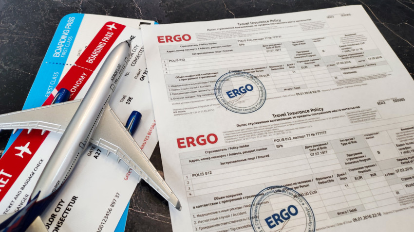 Модель самолёта на страховом полисе ERGO с посадочными талонами