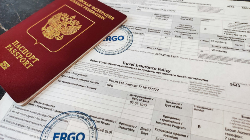 Российский загранпаспорт и туристическая страховка ERGO крупным планом
