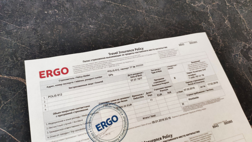 Страховой полис ERGO на столе крупным планом
