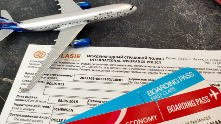 Самолёт Аэрофлот и посадочные талоны на страховом полисе