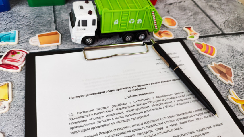 Инструкция по обращению с отходами на планшете с игрушечным мусоровозом