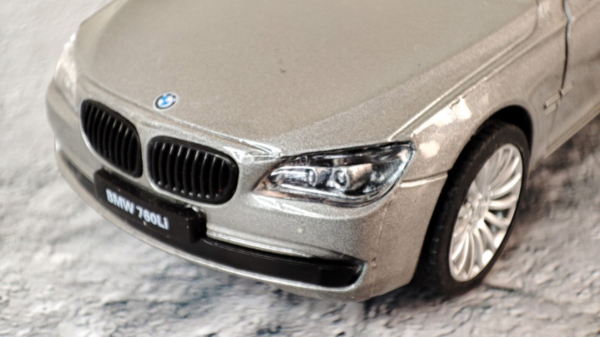 Модель автомобиля BMW 760LI крупным планом
