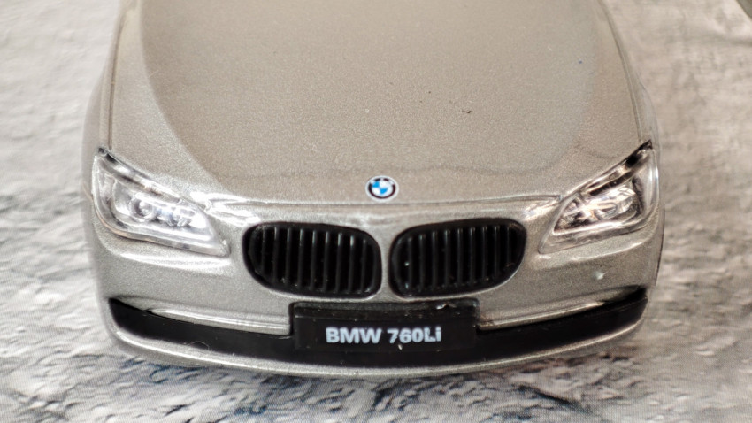 Передняя часть модели автомобиля BMW 760LI на плитке