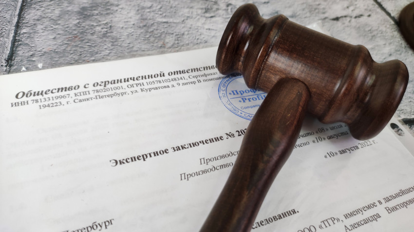 Судейский молоток на документе экспертизы вблизи с печатью
