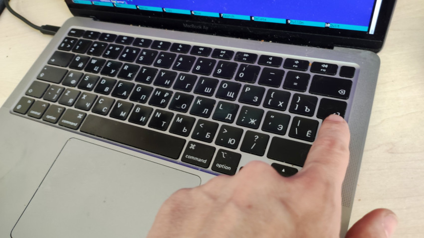 Рука над клавишами ноутбука MacBook Air с русской раскладкой