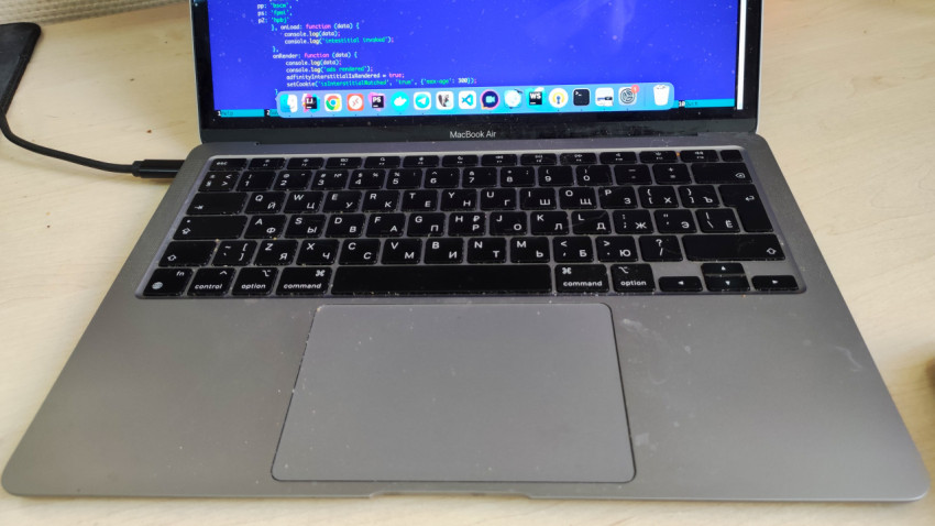 MacBook Air с открытым кодом и пылью на поверхности