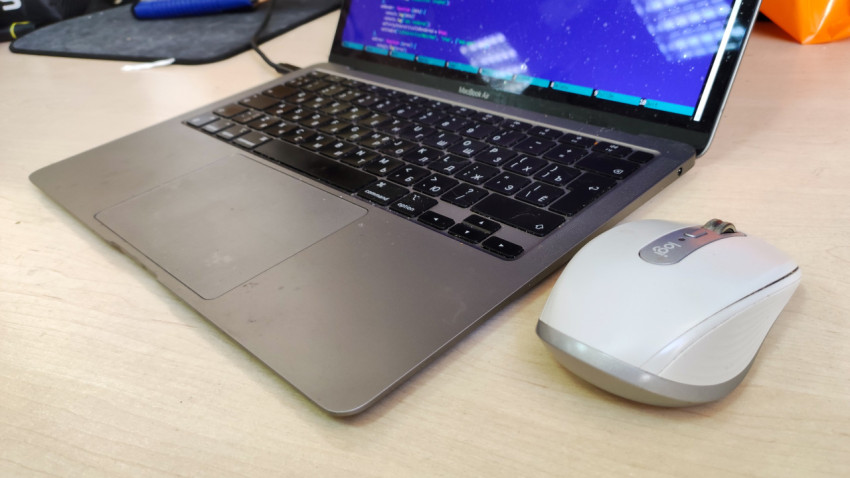 Ноутбук MacBook Air в работе с подключённым кабелем и мышью