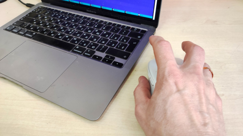 Работа с мышью у ноутбука MacBook Air на офисном столе