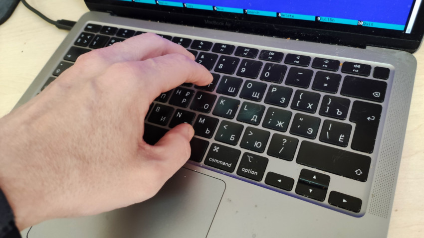 Мужская рука на клавиатуре ноутбука MacBook Air