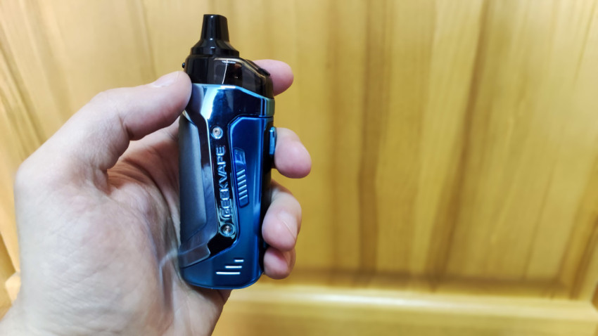 Электронная сигарета GeekVape в руке