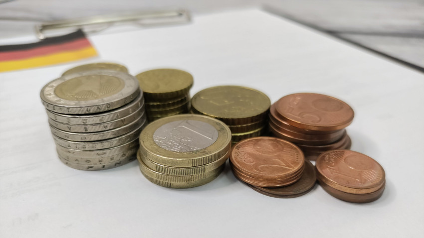 Монеты евро различных номиналов крупным планом