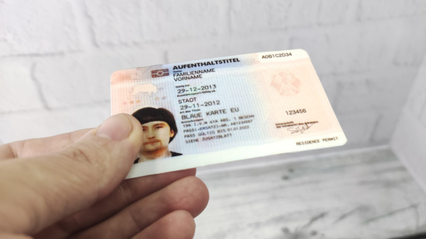 Немецкий вид на жительство Blue Card EU в руке