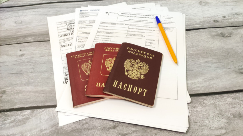 Российские паспорта и анкеты на оформление виз